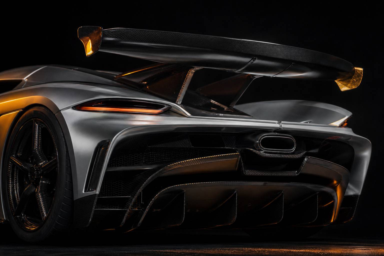Aileron arrière en fibre de carbone et diffuseur de la Koenigsegg Jesko