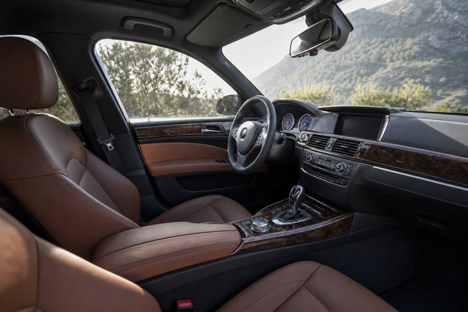Interieur Alpina B3 cuir confort tableau bord boise ambiance luxe