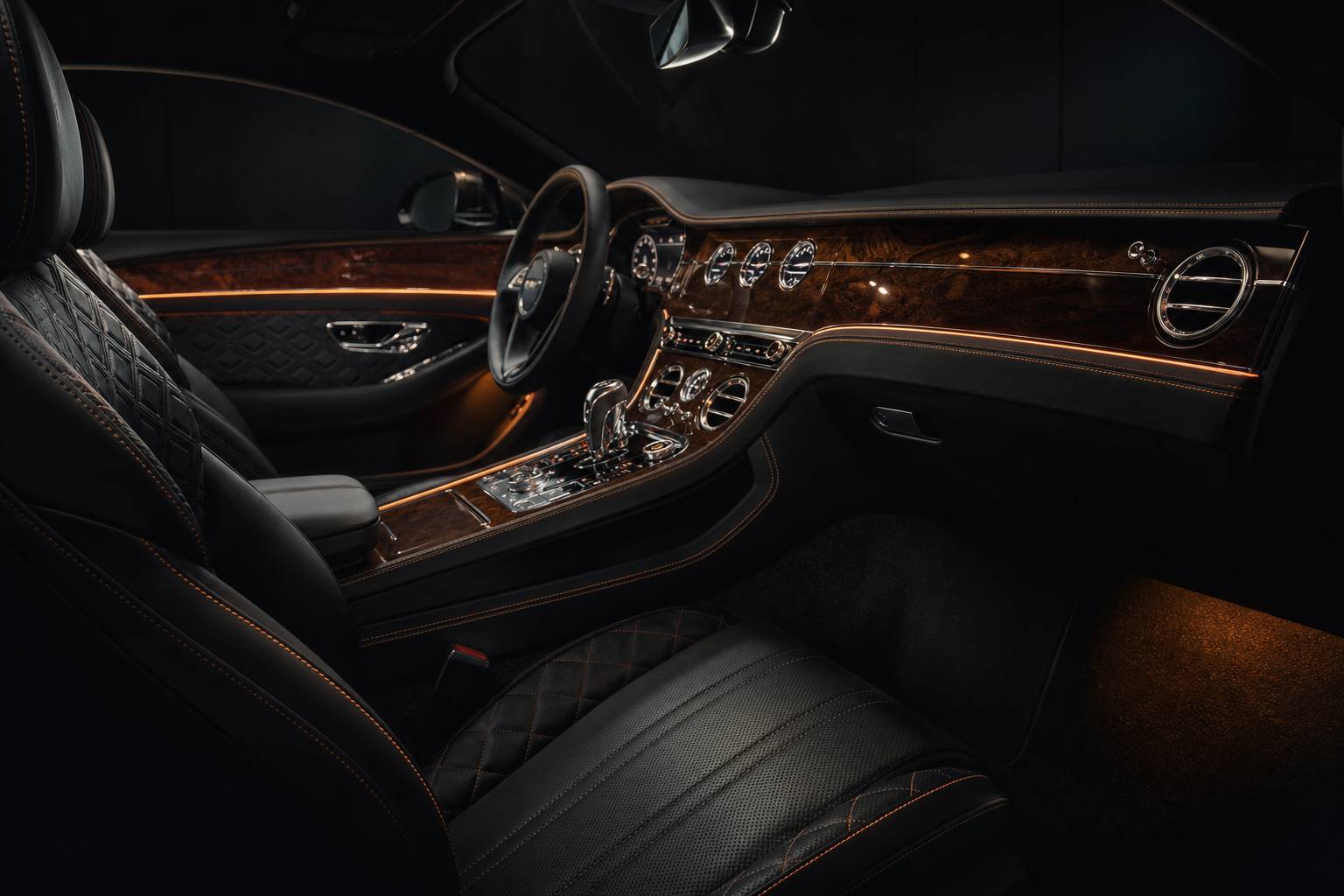 Interieur cuir bois precieux tableau de bord Bentley Continental