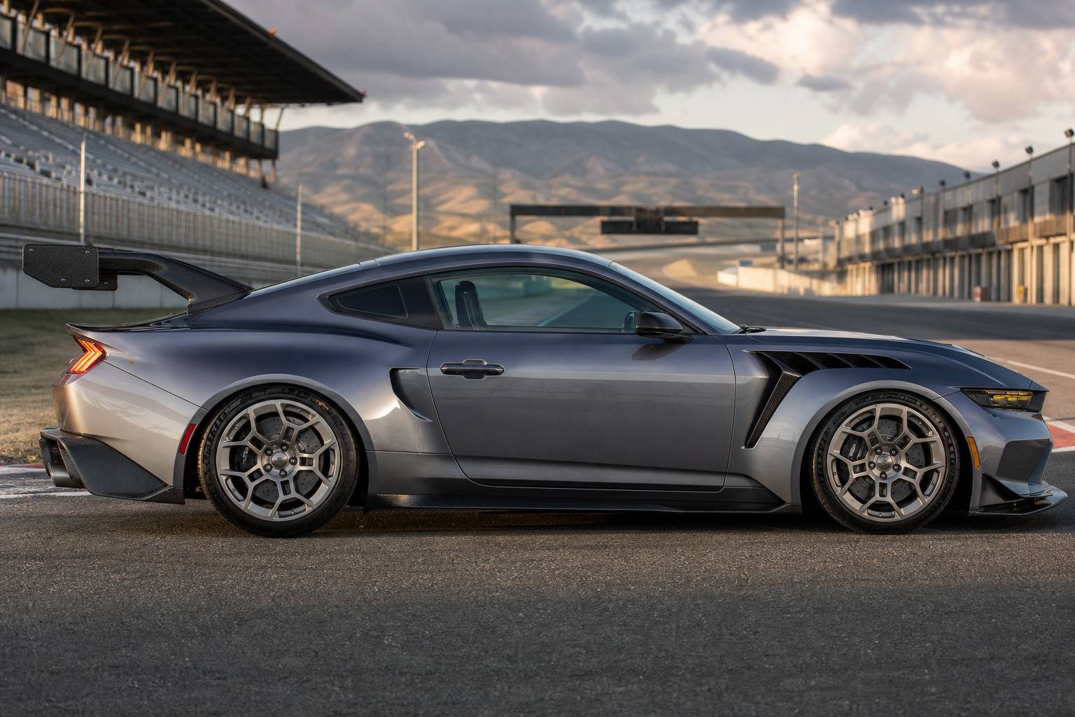 Ford Mustang GTD 2026 de profil sur circuit automobile jantes sport