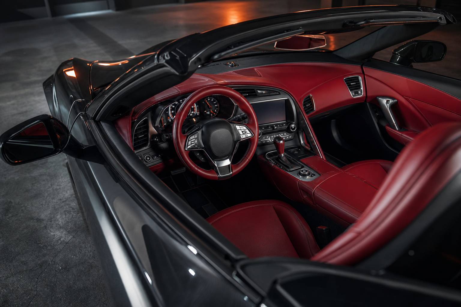 Intérieur cuir rouge de Corvette avec tableau de bord moderne et compteurs