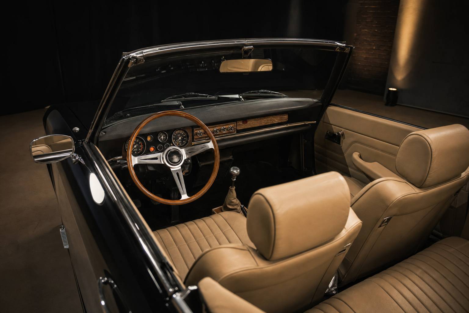 Intérieur cuir beige et tableau de bord vintage de la Peugeot 304