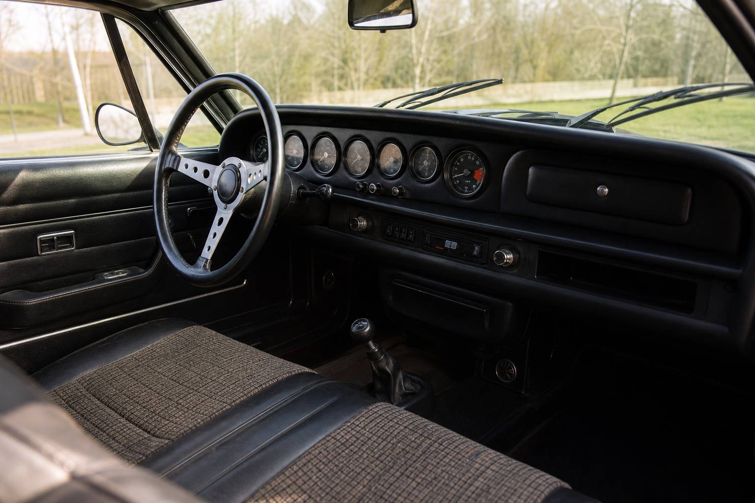 Interieur Matra Bagheera trois places volant compteurs ambiance sport 70s
