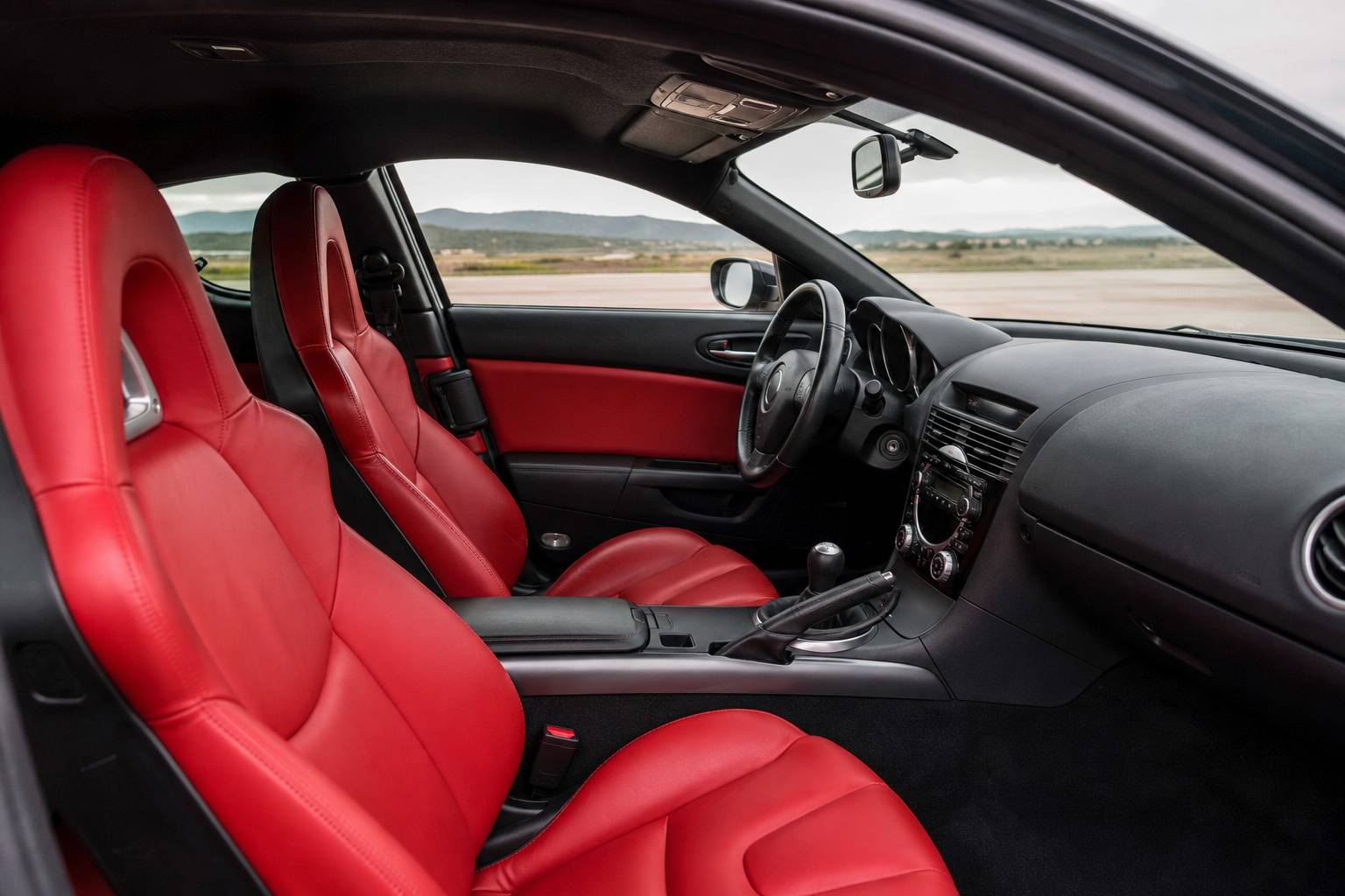 Interieur Mazda RX-8 cuir rouge sieges sport compteurs volant