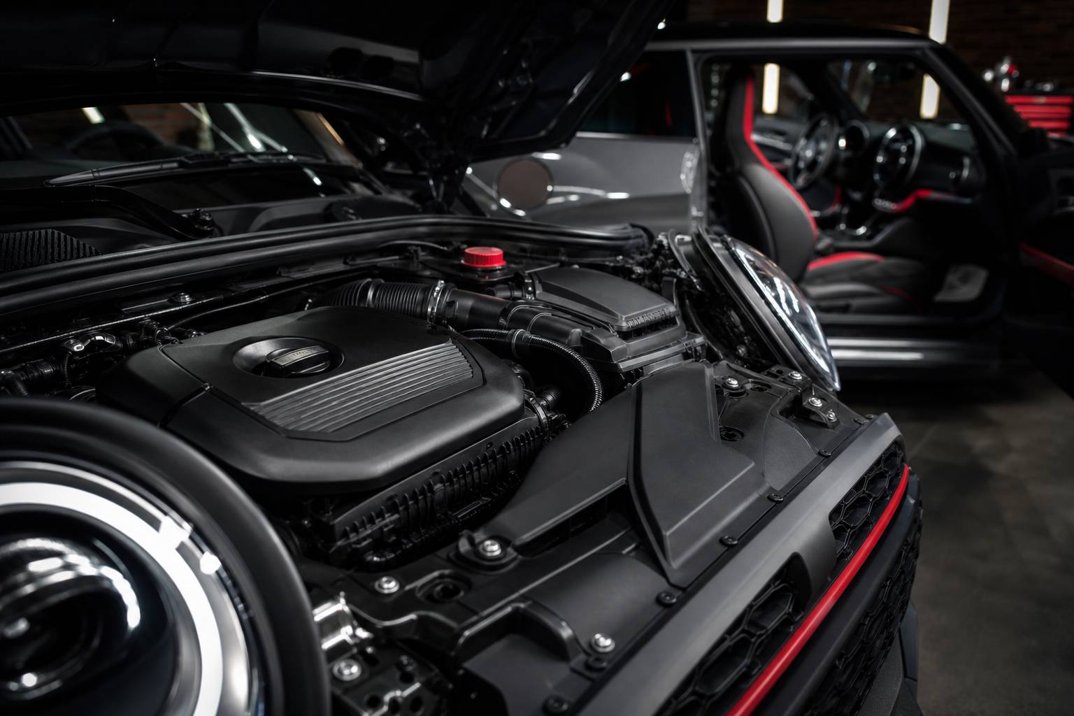 Detail mecanique de la Mini Cooper S JCW 2022 sportive compacte