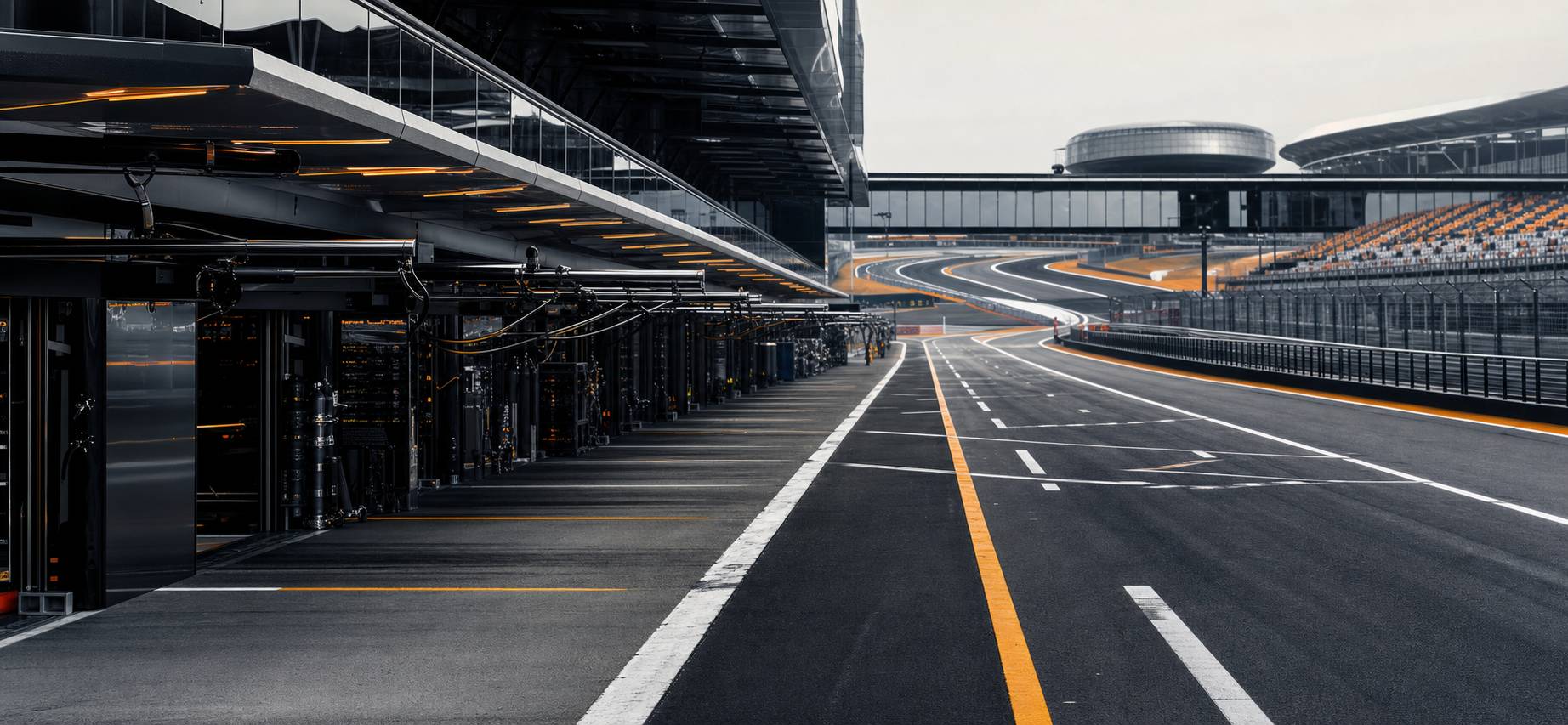 Paddock de Formule 1 avec stands box et ligne de départ