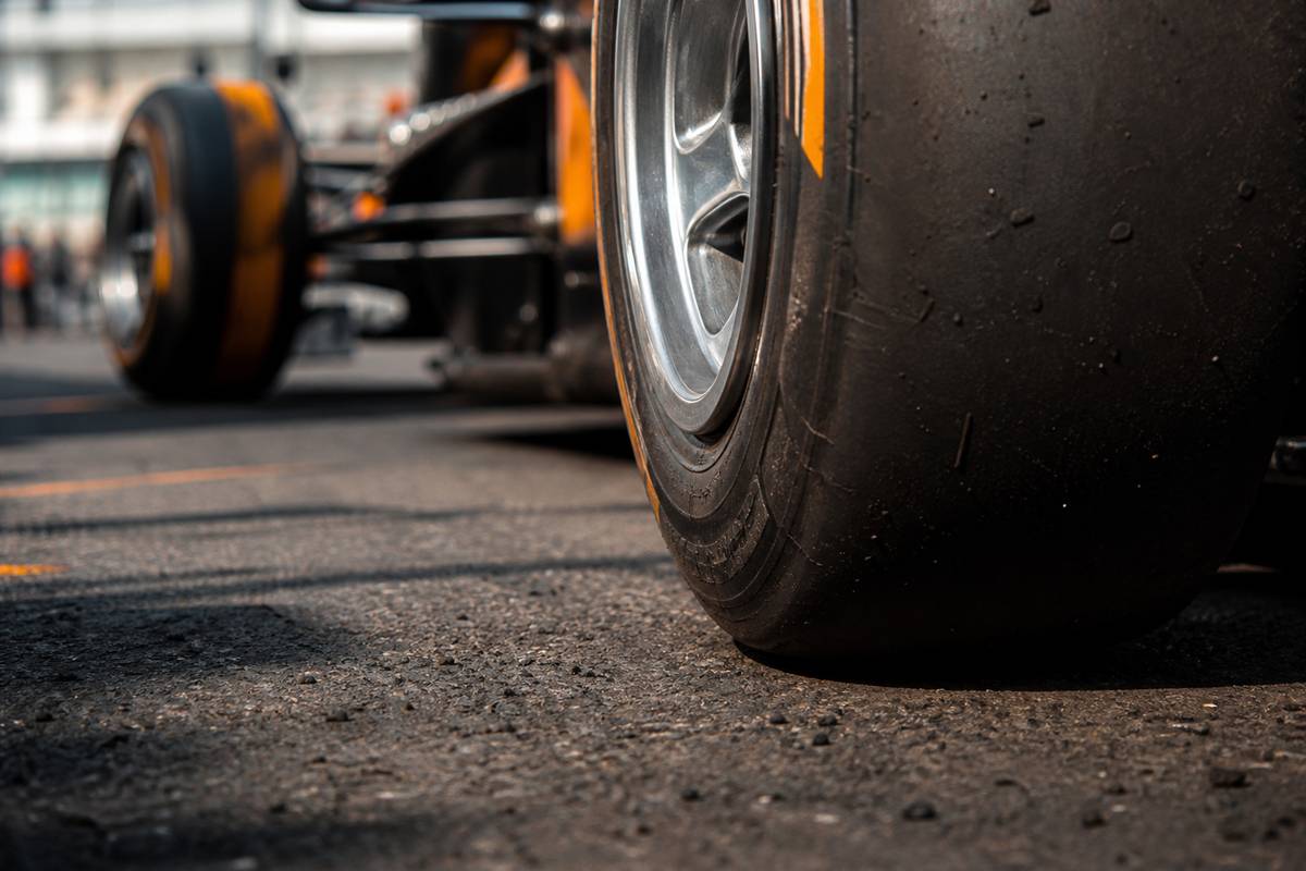 Pneus de Formule 1 sur le bitume du circuit preparation de course