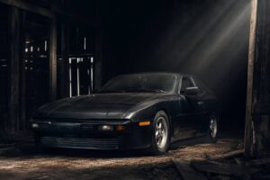 Après 17 ans d’abandon et une vie insolite comme refuge pour des rongeurs, cette Porsche 944 de 1988 renaît de ses cendres