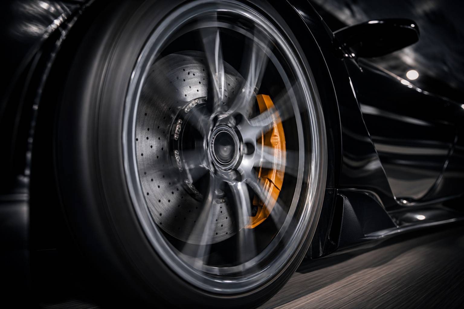 Détail de jante sportive et étrier de frein de supercar
